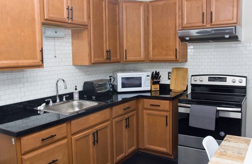 Niagara Falls Apartment | Chic and Cozy at Niagara Falls USA 5-min to the Falls in Little Italy Sleep 6