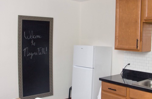 Niagara Falls Apartment | Chic and Cozy at Niagara Falls USA 5-min to the Falls in Little Italy Sleep 6