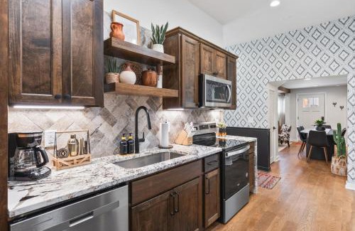 Greenwood House | Chic and Cozy - Walk to Bars, Coffee, and Restaurants