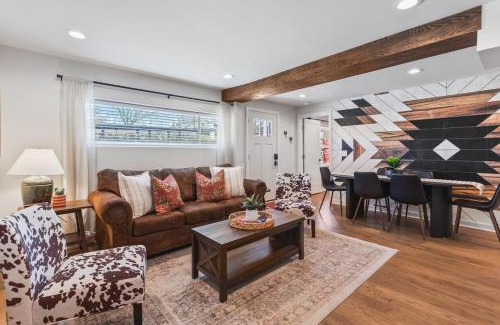 Greenwood House | Chic and Cozy - Walk to Bars, Coffee, and Restaurants