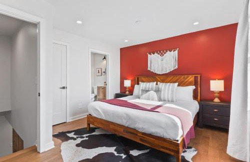 Greenwood House | Chic and Cozy - Walk to Bars, Coffee, and Restaurants