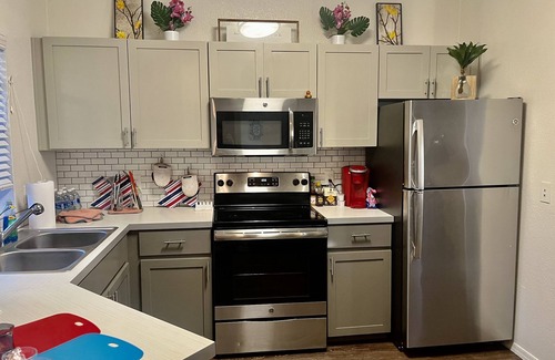 Chandler Apartment | Chic and Stylish 1 bed & bathroom Apartment - WiFi, AC, Laundry, kitchen, piano