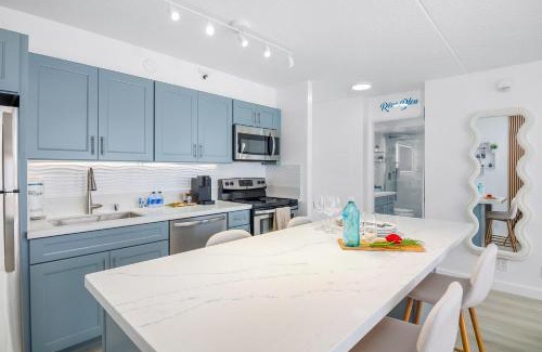 Waikiki Apartment | Chic and Upscale Waikiki Beach Ocean View with Parking