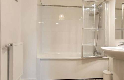 Epinay-sur-Seine Apartment | Chic apart with parking near Paris