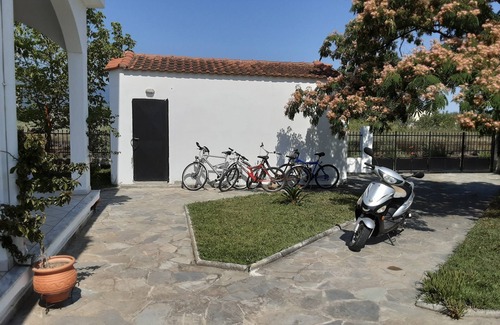 Nea Mesagkala Apartment | Chic apartment in a feel-good oasis 300 meters to the beach