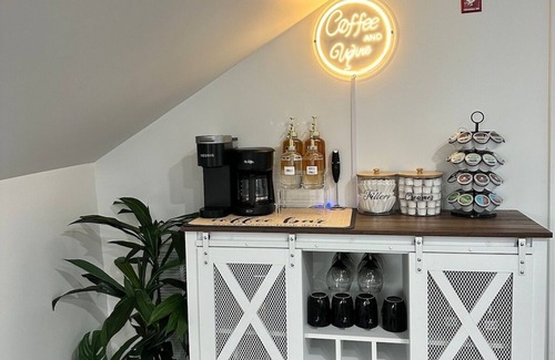 New Haven Apartment | Chic Apartment | Walk to Yale