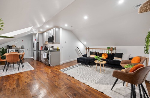 New Haven Apartment | Chic Apartment | Walk to Yale