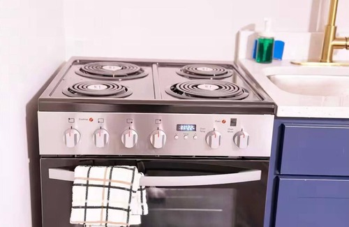Rogers Park Apartment | Chic apartment with fitness room and AC in beautiful Chicago