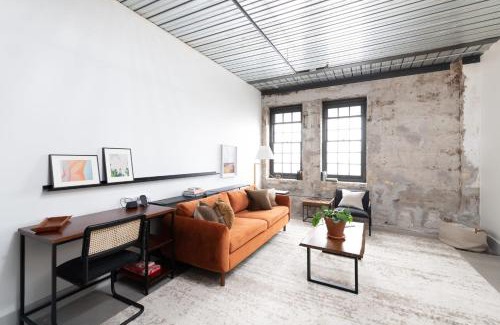 Westown Apartment | Chic Apartment with Parking and Gym