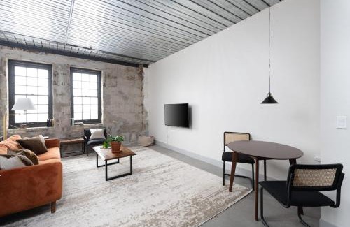 Westown Apartment | Chic Apartment with Parking and Gym