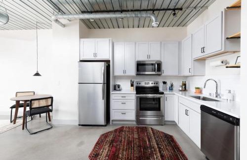 Westown Apartment | Chic Apartment with Parking and Gym