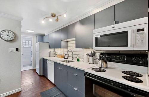 Englewood Apartment | Chic Apt 15min to Dwntwn Denver!