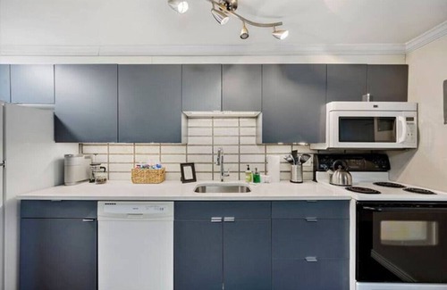 Englewood Apartment | Chic Apt 15min to Dwntwn Denver!