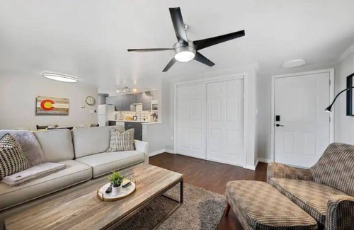 Englewood Apartment | Chic Apt 15min to Dwntwn Denver!