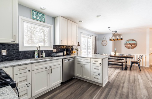 Holland House | Chic~AquaCottage/Walk2Beach/FencedYard/GameRM