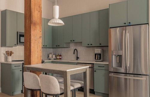 Northern Liberties Apartment | Chic Artisan Loft w/Stylish Design/The Sculptor