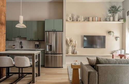 Northern Liberties Apartment | Chic Artisan Loft w/Stylish Design/The Sculptor