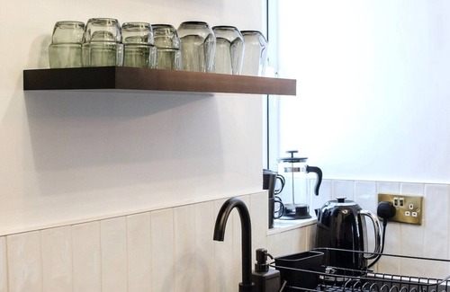 Margate House | Chic Beach Getaway (sleeps 6) - 4 mins to beach