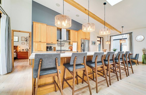 Bellaire House | Chic Bellaire Home w/Outdoor Kitchen on Clam Lake