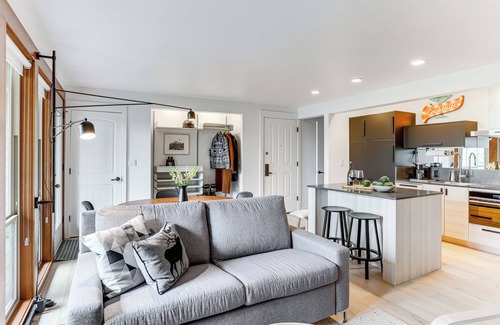 Bend Condo | Chic Bend Condo w/Fireplace & Forest Views!