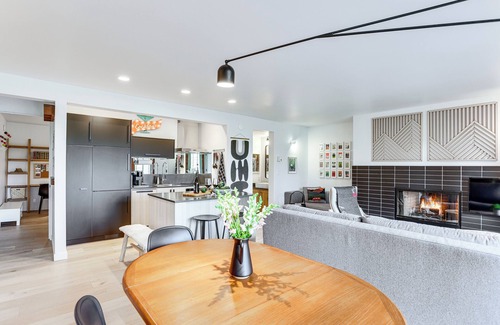 Bend Condo | Chic Bend Condo w/Fireplace & Forest Views!