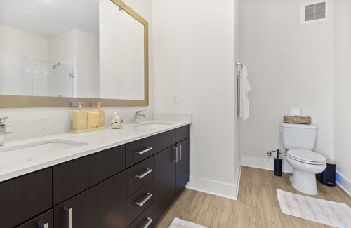 Carver City - Lincoln Gardens Apartment | Chic bnb near airport and mall