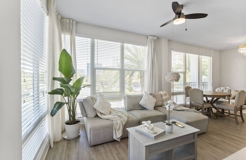 Carver City - Lincoln Gardens Apartment | Chic bnb near airport and mall