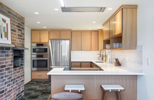 Greenwood House | Chic & Bright - AC, Parking
