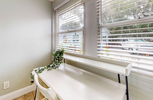 Sailboat Bend House | Chic bungalow in Historic District, near Los Olas & downtown - dog-friendly