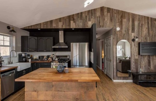 Roscoe House | Chic Cabin with Hot Tub and Fire Pit