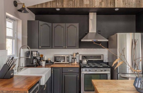 Roscoe House | Chic Cabin with Hot Tub and Fire Pit