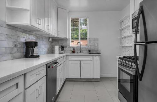 Melrose House | Chic Charming 2-Bedroom with office in the WeHo