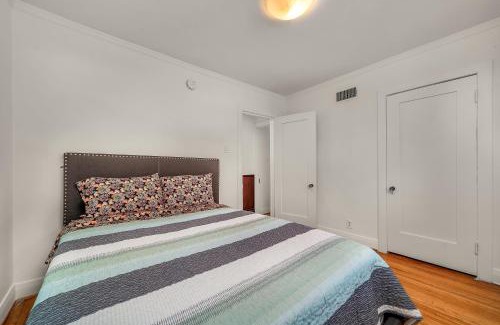 Melrose House | Chic Charming 2-Bedroom with office in the WeHo