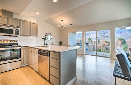 Chelan Condo | Chic Chelan Condo w/Balcony, Walk to Lake & Dtwn!