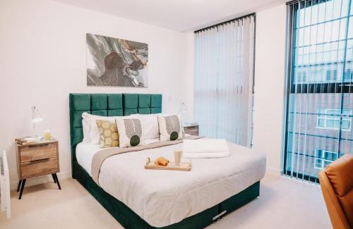 The Westside Apartment | Chic City Gem, Fast WiFi, Contractors Family