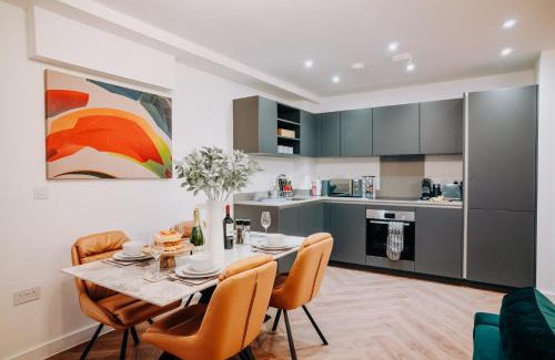 The Westside Apartment | Chic City Gem, Fast WiFi, Contractors Family