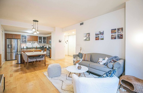 Rincon Hill Apartment | Chic City Getaway in the Heart of Urban Lansing - A Perfect Escape Awaits #41904