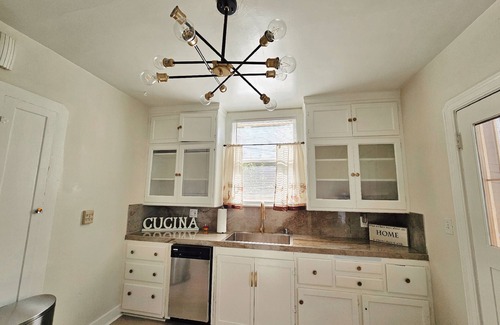 Vallejo House | Chic & Classy 1-Bedroom House in Quiet Area. Short Walk to Downtown and Ferry.