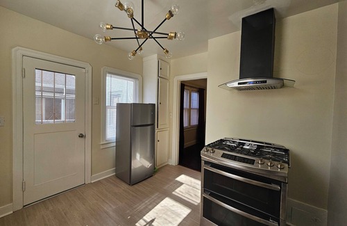 Vallejo House | Chic & Classy 1-Bedroom House in Quiet Area. Short Walk to Downtown and Ferry.