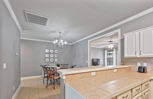 South Baton Rouge Condo | Chic Condo w/ Views +10min to LSU Stadium & Mall