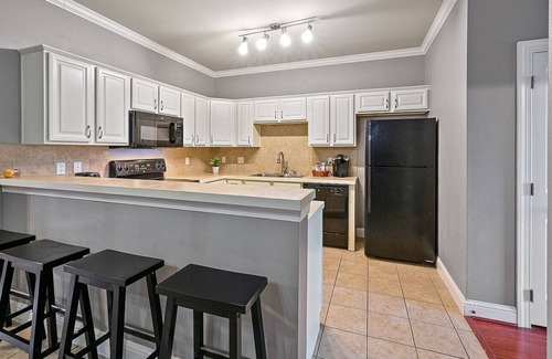 South Baton Rouge Condo | Chic Condo w/ Views +10min to LSU Stadium & Mall
