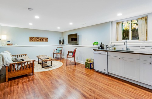 Phinney Ridge Condo | Chic condo with WiFi and access to peaceful backyard - next to Woodland Park