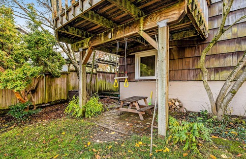 Phinney Ridge Condo | Chic condo with WiFi and access to peaceful backyard - next to Woodland Park