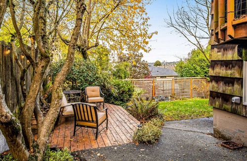 Phinney Ridge Condo | Chic condo with WiFi and access to peaceful backyard - next to Woodland Park