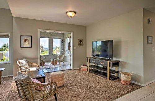 Coos Bay House | Chic Coos Bay Home with Pacific Ocean Views!