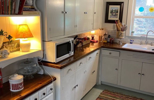 Highlands Hills House | Chic Cottage 1.4 miles to downtown