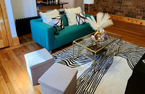 Cleveland Apartment | Chic Coventry:1 Bdrm w Fireplace.MINUTES from Case, Cle Clinic, UH, downtown!