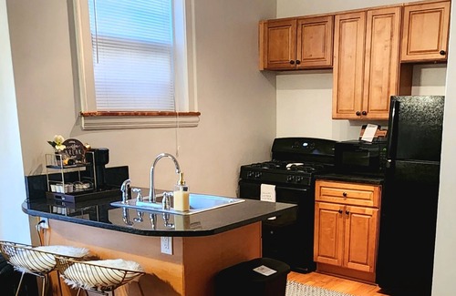 Cleveland Apartment | Chic Coventry:1 Bdrm w Fireplace.MINUTES from Case, Cle Clinic, UH, downtown!