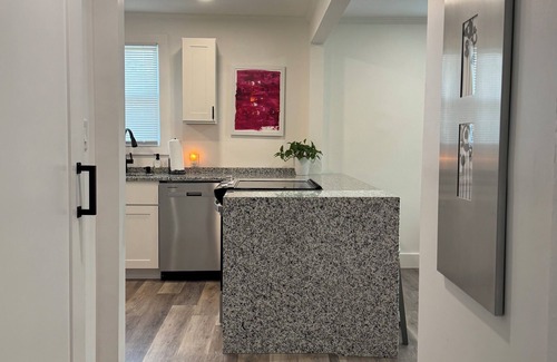 Northside Cottage | Chic Cozy 2 bedroom Cottage in Chapel Hill with AC and private parking