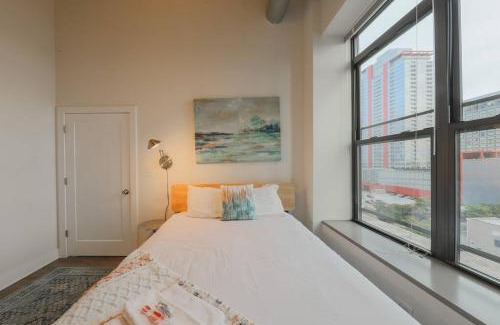 Near South Side Apartment | Chic Cozy 2BR Apartment Near McCormick, Place Museum Campus and Soldier Field